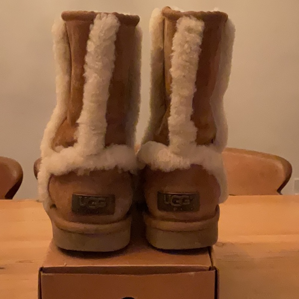 UGG Classic Short Chestnut Boot Size 6